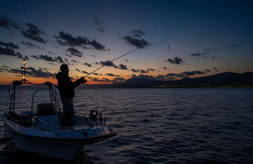 Pesca recreativa de la sepia desde embarcación en Andalucía